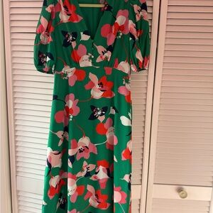 Vince Camuto - Green Floral V-Neck Midi Dress